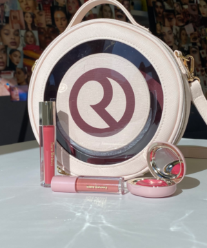 Bolsa Rare Beauty by Selena Gomez com brinde Sabrina Carpenter