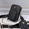 Bolsa Prada de couro preto com logo triangular e mini bolsa destacável