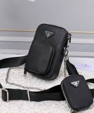 Bolsa Prada de couro preto com logo triangular e mini bolsa destacável